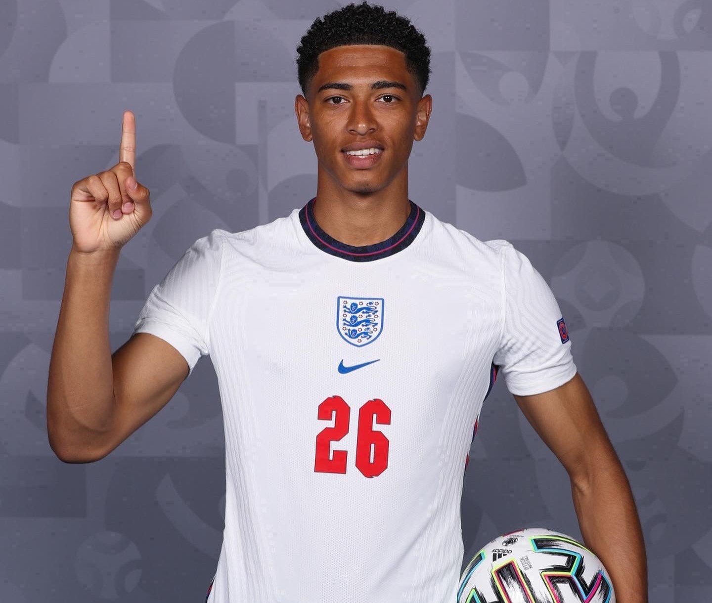 希罗半场砍20分，热火三分命中率21.1%，独行侠超5成（希罗半场20分，热火三分仅21.1%，独行侠命中率超五成）