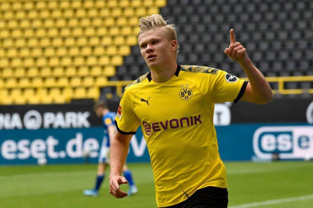 山东泰山今天下午在基地举行球迷开放日，一百多名球迷到场（山东泰山基地今日下午向球迷开放，百余名球迷到场）