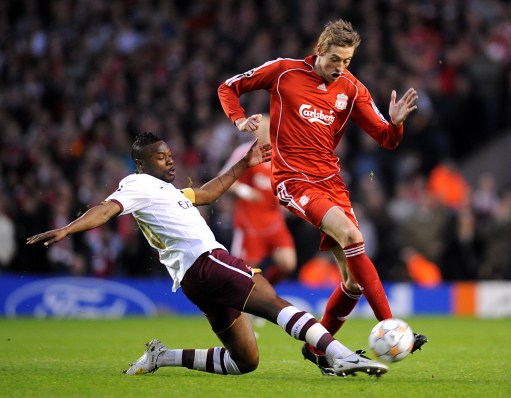 紧张与深夜会议……哈维·阿隆索的未来悬而未决（紧张升级与连夜磋商，哈维·阿隆索前途未卜）