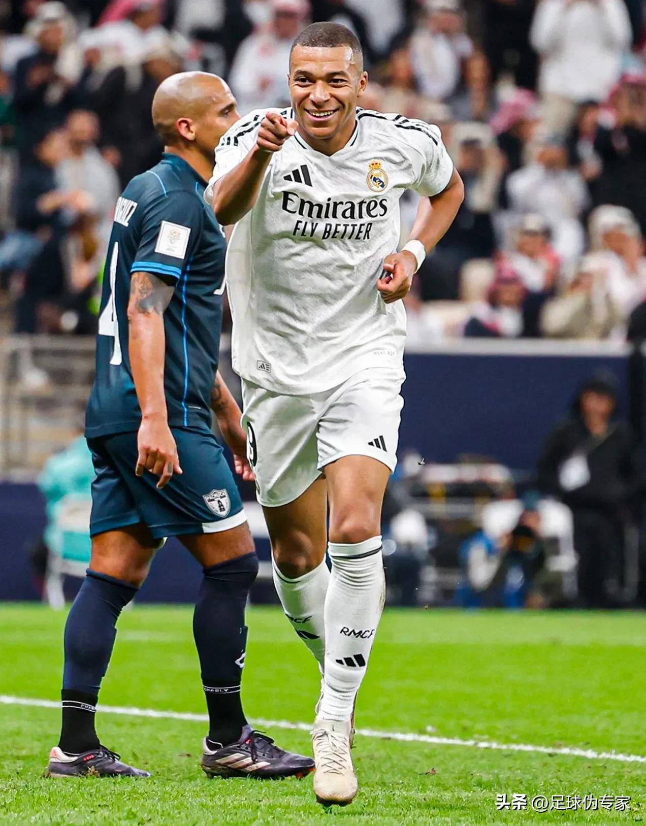 克罗斯评历史最佳11人：C罗左边锋，梅西前腰，马尔蒂尼入选（克罗斯评选史上最佳11人：C罗司职左翼，梅西担任前腰，马尔蒂尼在列）