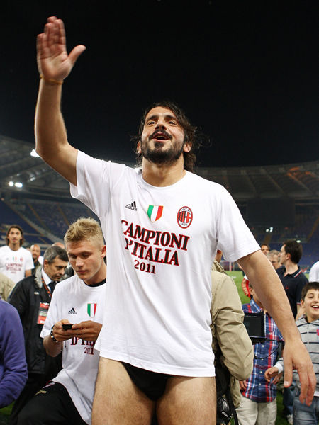 马丁内利：欧冠比赛空间更大，英超有些队喜欢摆大巴所以难踢（马丁内利：欧冠更开放，英超因部分球队摆大巴更难打）