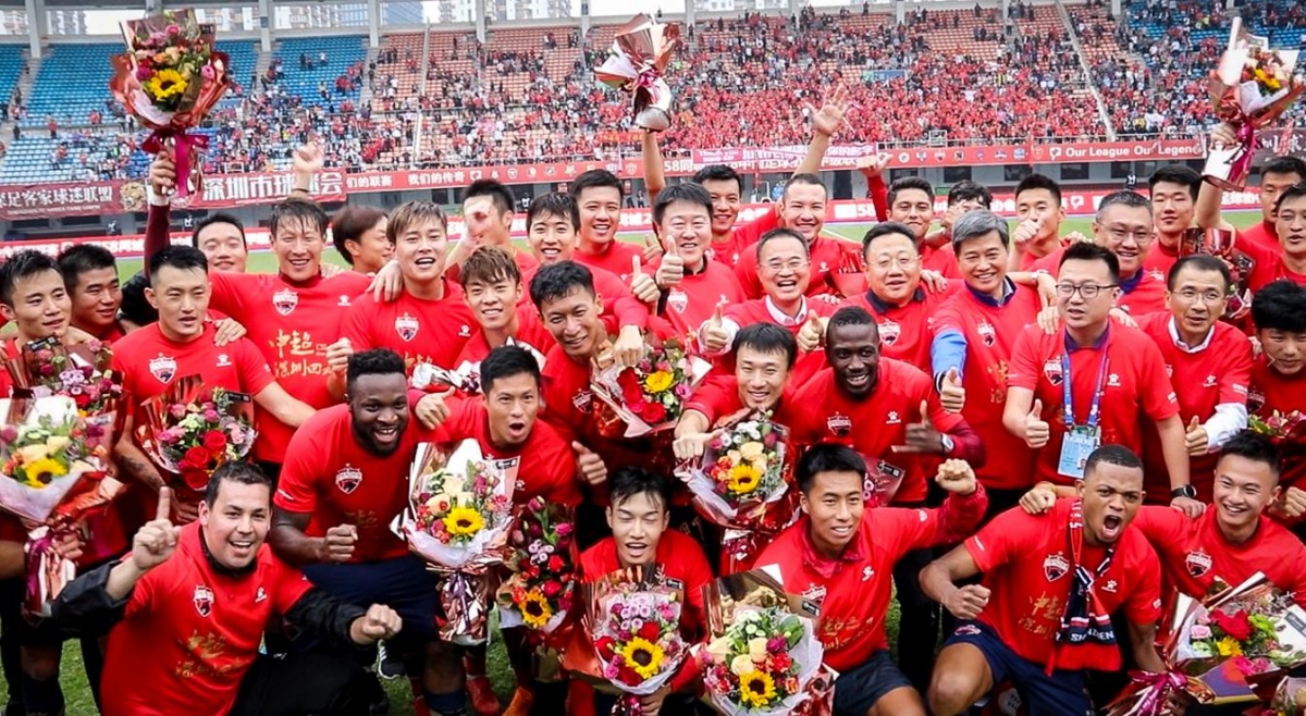 曼联冬窗寻找中场，瞄准加拉格尔欲低成本补强（曼联冬窗补强中场，加拉格尔成低价目标）