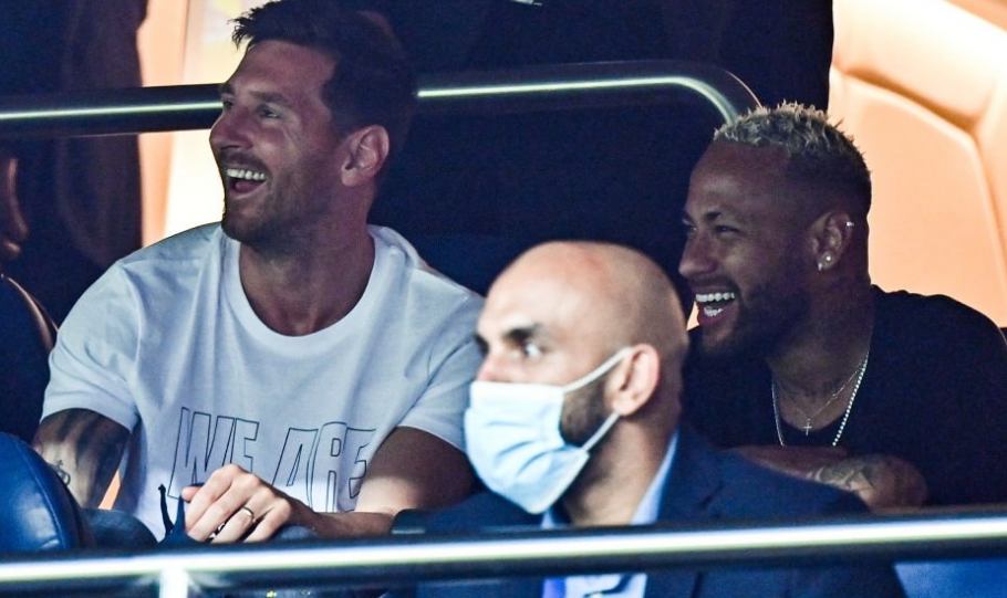 山东泰山选择韩鹏执教，凭借其责任感和团队精神，重燃球队斗志，提升士气，取得进步。（韩鹏执掌山东泰山：以责任与团队精神重燃斗志，提振士气促提升）