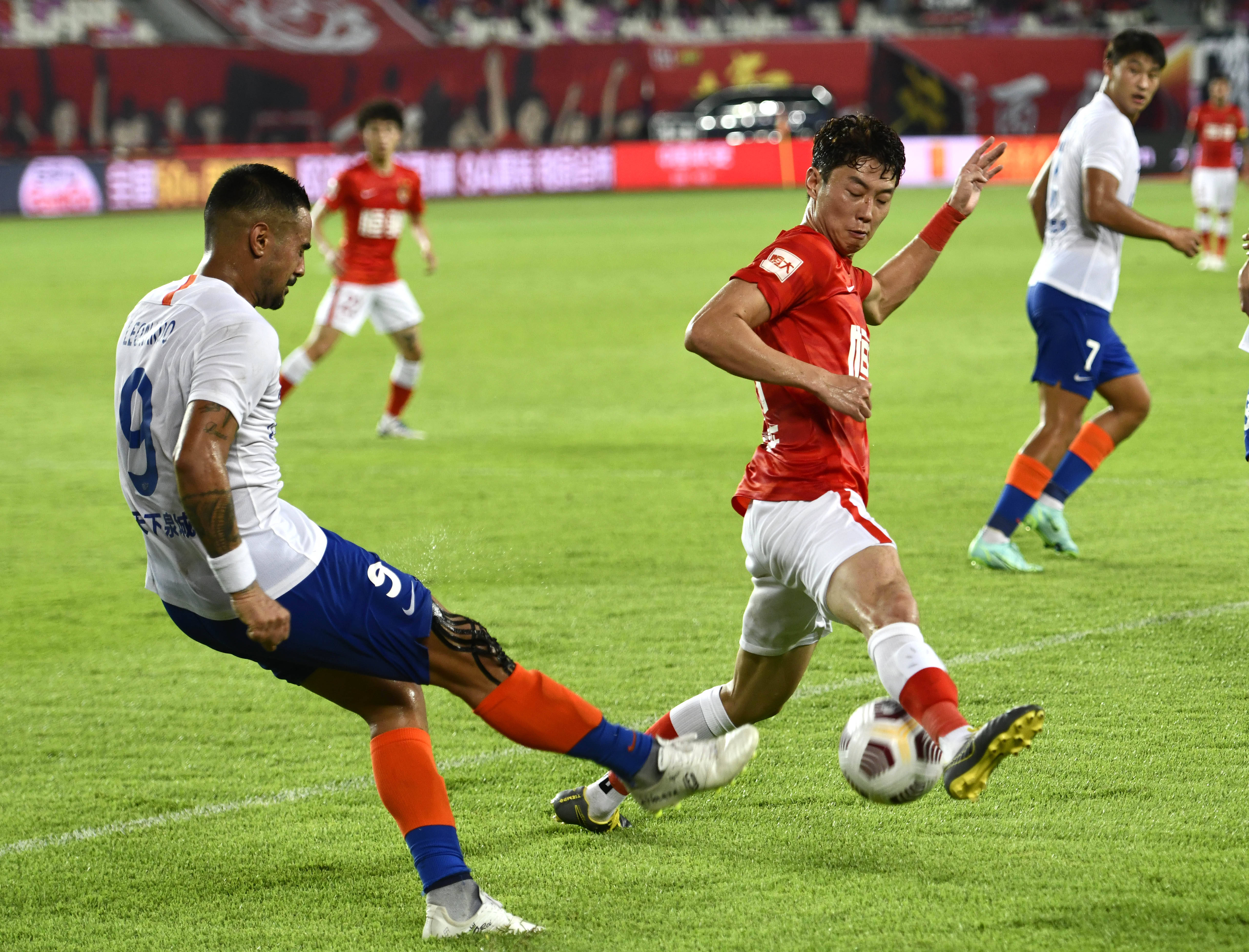 土超匪夷所思一幕：门将拉架放弃守门，对手打空门得手进球有效（土超离谱一幕：门将去拉架弃守球门，对手空门得手被判有效）